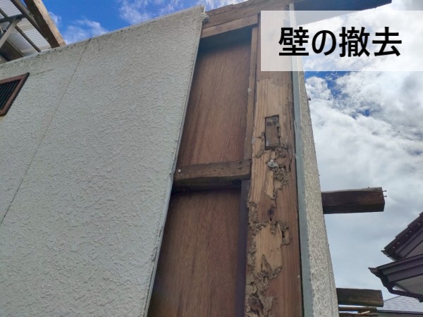 小屋の壁を撤去している　サイディングをはがしている